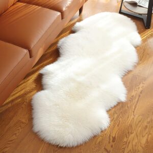 A double-peg sheepskin rug was laid on the floor.