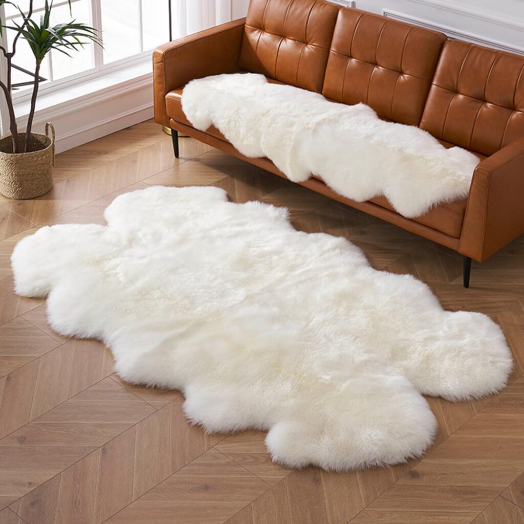 Both the floor and sofa are covered with sheepskin rugs; the floor has a 4P rug, and the sofa has a 2P rug.