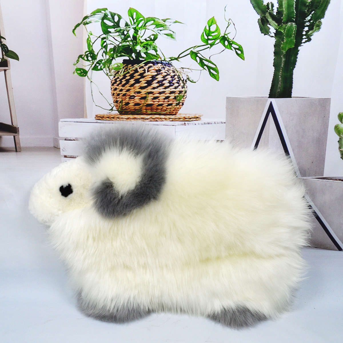 Sheep-shaped sheepskin seat cushion 1 A lamb-shaped sheepskin cushion