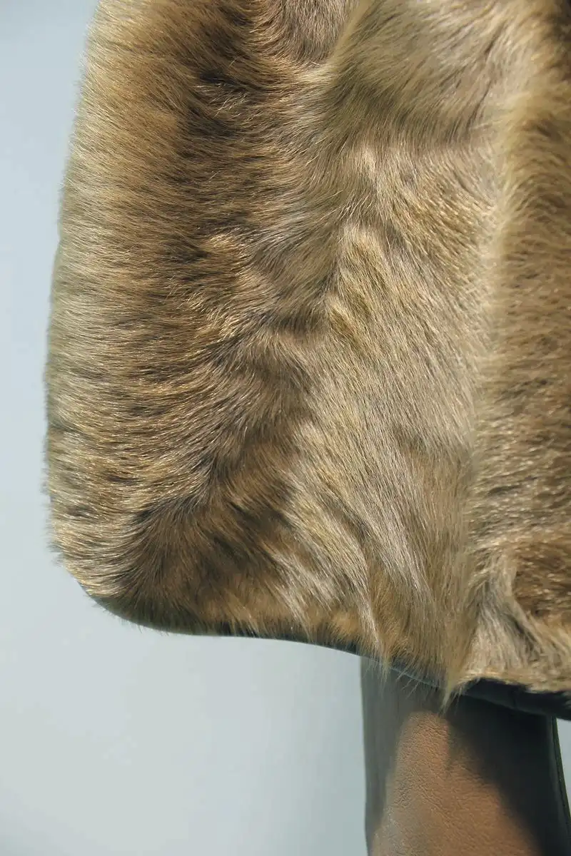 The wavy texture of chekiang sheepskin has a silky smooth feel.